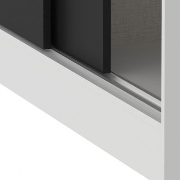 3 portas deslizantes. Trilho inferior das portas em alumínio.