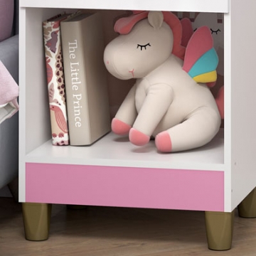 Rodapé reversível: um lado pintado de branco e no outro lado rosa.