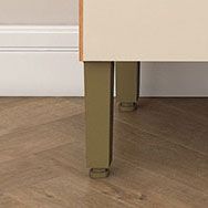 Pés plásticos com 17cm e regulagem de altura.