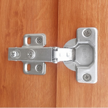 Dobradiças metálicas com amortecimento.