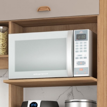 Espaço para micro-ondas e forno.